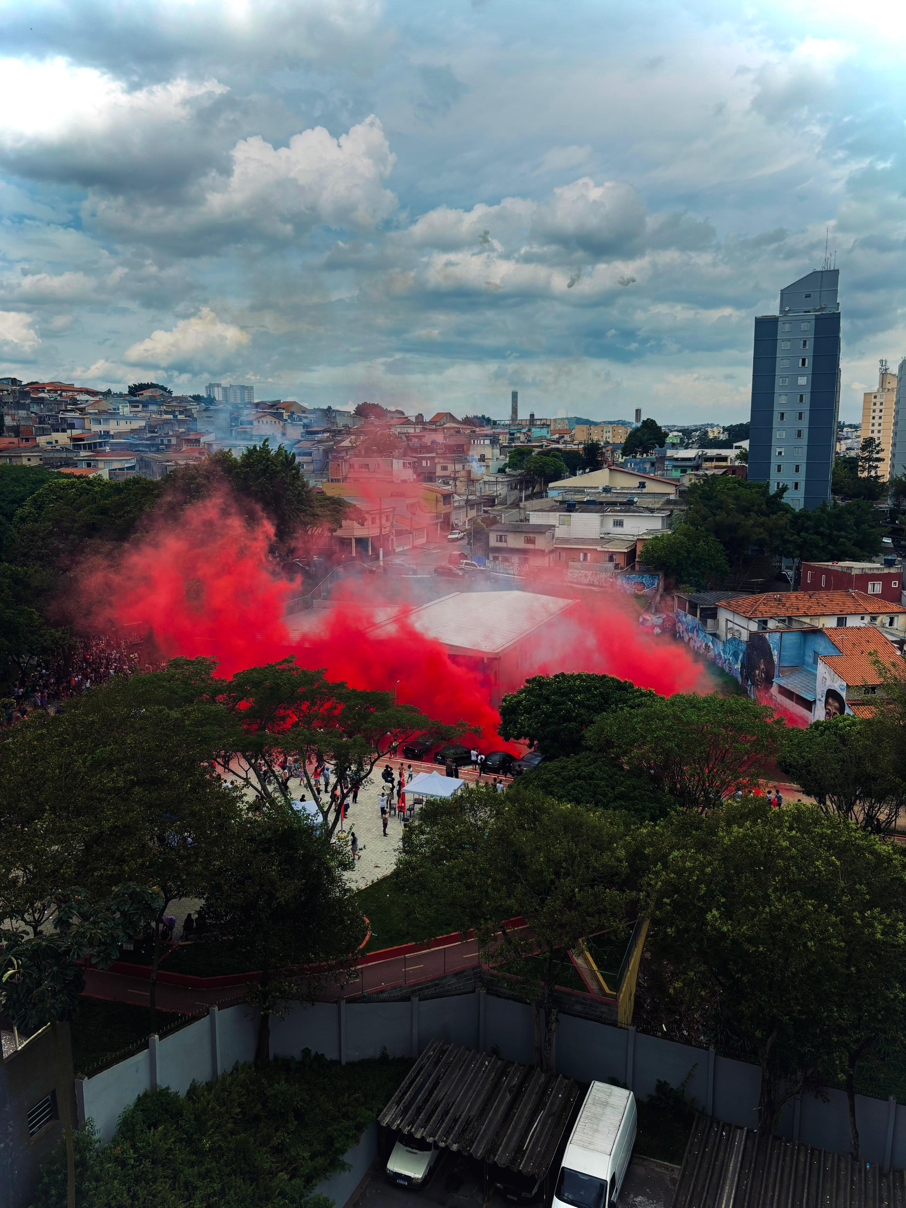 Criança sorrindo no Natal Solidário