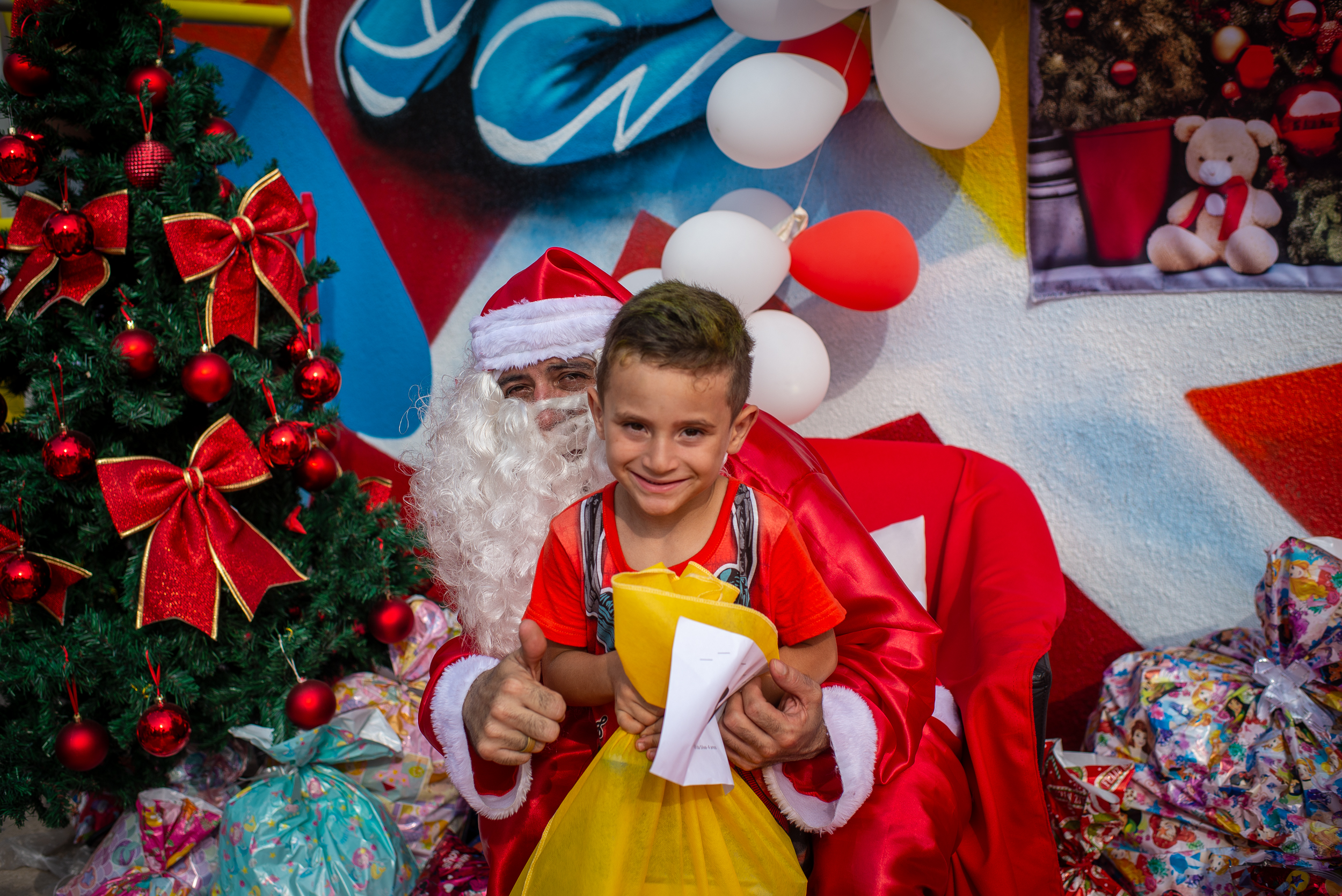 Papai Noel entregando presentes às famílias