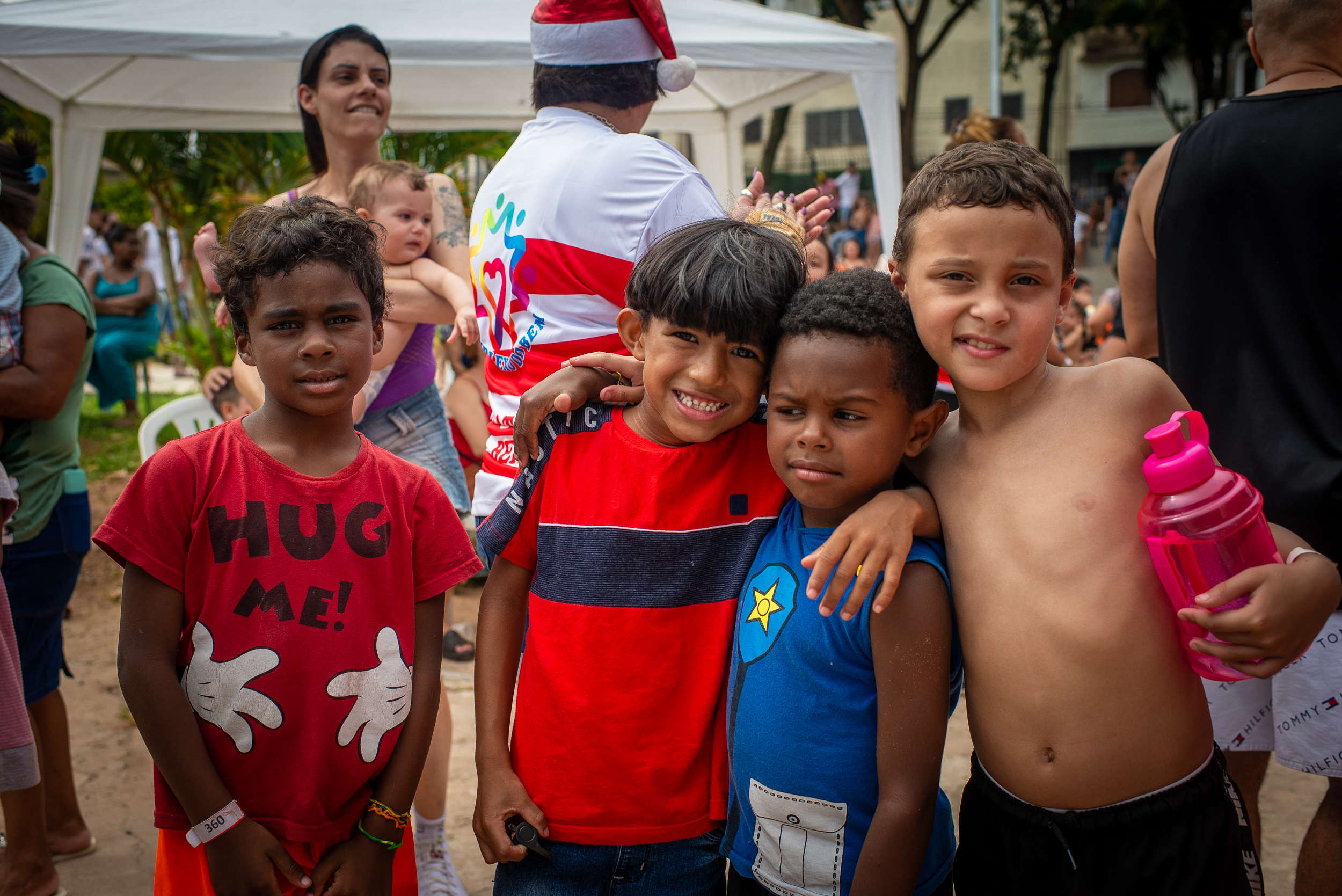 Crianças reunidas na festa de Natal